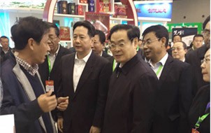 省委書記王儒林（右）省長李小鵬（中）和董事長石耀武（左）在第四屆中國（山西）特色農產品博博覽會探討小米深加工發展方向